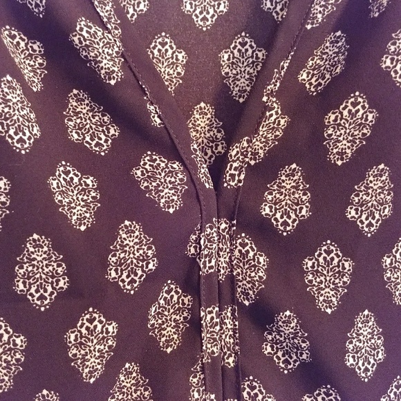 Boxy short sleeve v-neck blouse - Picture 3 of 4